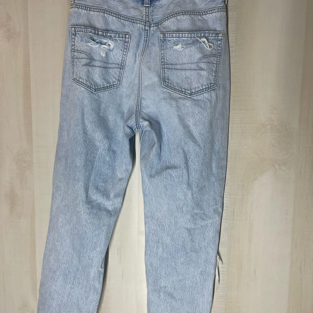 American Eagle mom jeans distressed light wash, size 4 regular‎